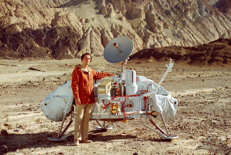 Imagen: Sagan junto a una maqueta de las sondas Viking, destinadas a posarse sobre Marte. Wikimedia Commons